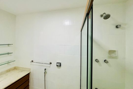 Banheiro social de apartamento para alugar com 2 quartos, 92m² em Leblon, Rio de Janeiro