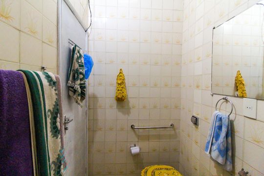 Banheiro Social de casa de condomínio à venda com 2 quartos, 170m² em Vila Campanela, São Paulo