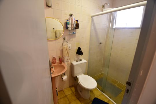 Banheiro de apartamento à venda com 1 quarto, 43m² em Botafogo, Campinas
