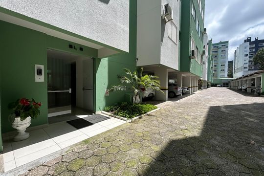 Fachada do bloco de apartamento para alugar com 1 quarto, 60m² em Itacorubi, Florianópolis