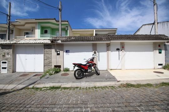 Fachada com Placa de casa de condomínio à venda com 3 quartos, 140m² em Freguesia , Rio de Janeiro