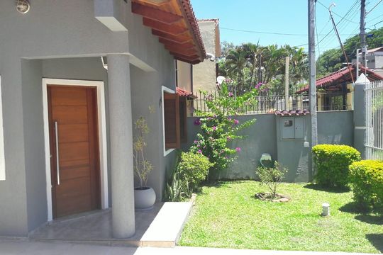 Área externa de casa para alugar com 3 quartos, 200m² em Jardim Itu Sabará, Porto Alegre