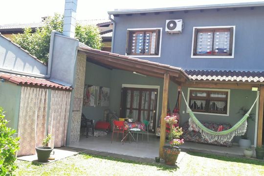 Área externa de casa para alugar com 3 quartos, 200m² em Jardim Itu Sabará, Porto Alegre