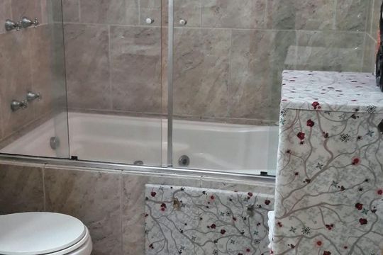Banheiro 1 de casa para alugar com 3 quartos, 200m² em Jardim Itu Sabará, Porto Alegre
