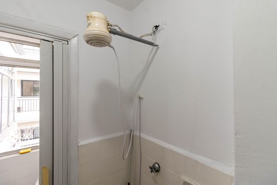 Banheiro de serviço de apartamento para alugar com 3 quartos, 96m² em Perdizes, São Paulo