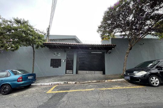 Fachada de casa de condomínio à venda com 2 quartos, 72m² em Vila Araguaia, São Paulo