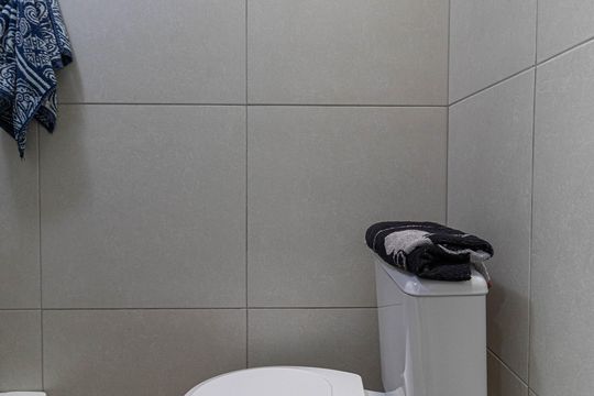 Banheiro de casa de condomínio à venda com 2 quartos, 72m² em Vila Araguaia, São Paulo