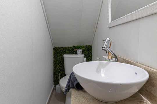 Lavabo de casa de condomínio à venda com 2 quartos, 72m² em Vila Araguaia, São Paulo