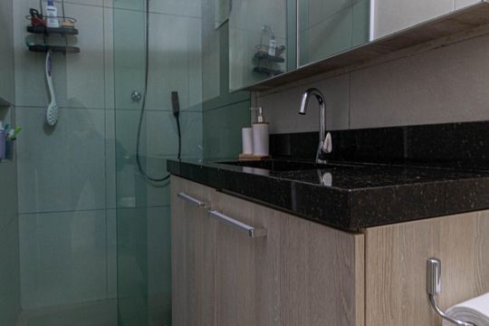 Banheiro de casa de condomínio à venda com 2 quartos, 72m² em Vila Araguaia, São Paulo