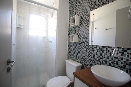Banheiro de apartamento à venda com 2 quartos, 45m² em Protásio Alves, Porto Alegre