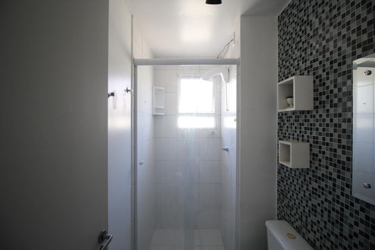Banheiro de apartamento à venda com 2 quartos, 45m² em Protásio Alves, Porto Alegre