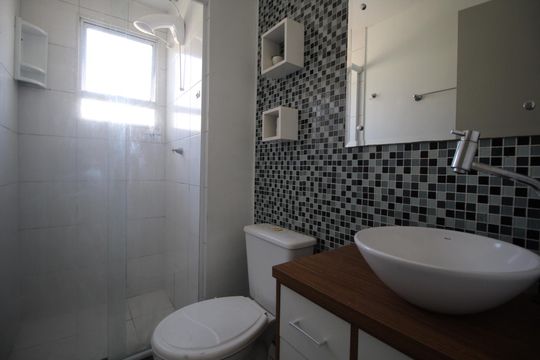 Banheiro de apartamento à venda com 2 quartos, 45m² em Protásio Alves, Porto Alegre