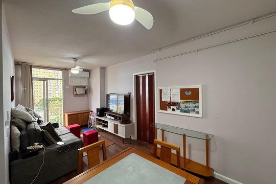 Sala de apartamento para alugar com 2 quartos, 56m² em Barra da Tijuca, Rio de Janeiro
