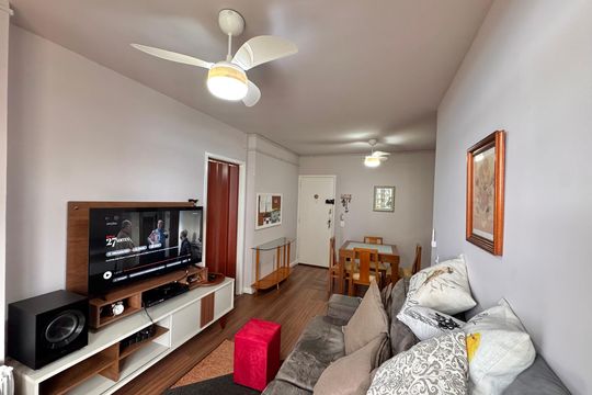 Sala de apartamento para alugar com 2 quartos, 56m² em Barra da Tijuca, Rio de Janeiro