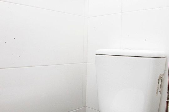 Banheiro de kitnet/studio à venda com 1 quarto, 38m² em Centro Histórico, Porto Alegre