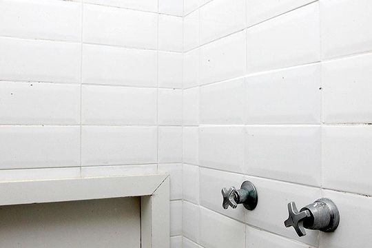 Banheiro de kitnet/studio à venda com 1 quarto, 38m² em Centro Histórico, Porto Alegre