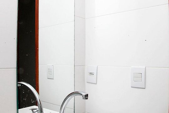 Banheiro de kitnet/studio à venda com 1 quarto, 38m² em Centro Histórico, Porto Alegre