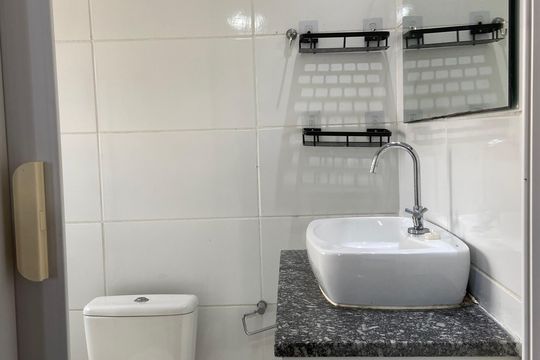 Banheiro de kitnet/studio para alugar com 1 quarto, 18m² em Jardim Bonfiglioli, São Paulo