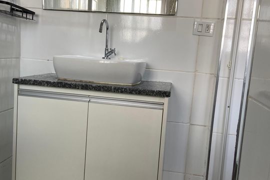 Banheiro de kitnet/studio para alugar com 1 quarto, 18m² em Jardim Bonfiglioli, São Paulo