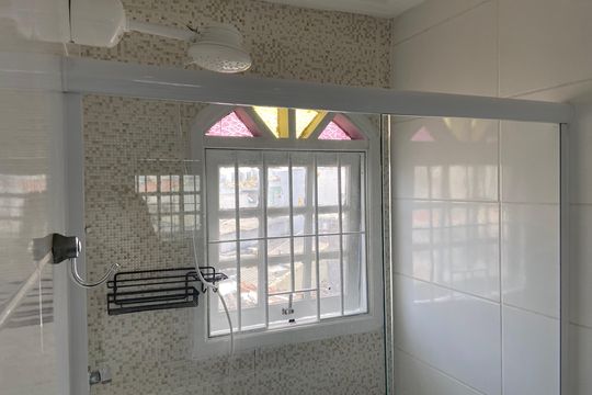 Banheiro de kitnet/studio para alugar com 1 quarto, 18m² em Jardim Bonfiglioli, São Paulo