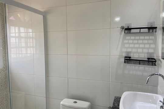 Banheiro de kitnet/studio para alugar com 1 quarto, 18m² em Jardim Bonfiglioli, São Paulo