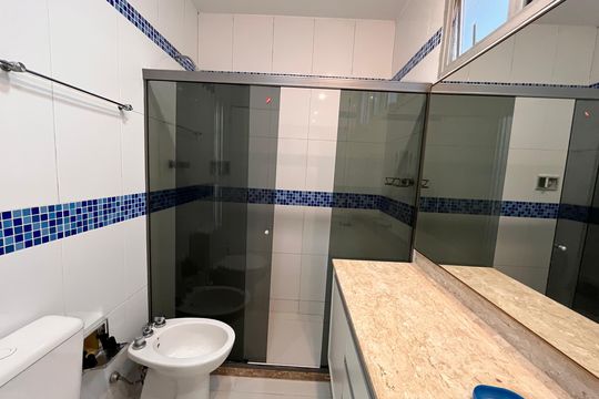 Banheiro social de apartamento para alugar com 3 quartos, 121m² em Leblon, Rio de Janeiro