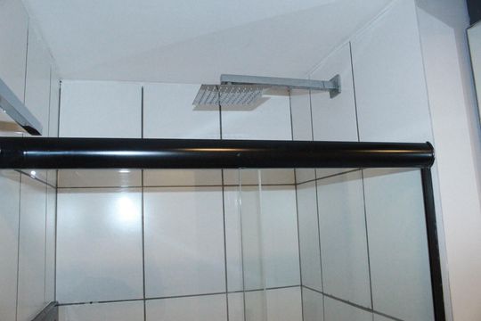 Banheiro social de apartamento para alugar com 1 quarto, 36m² em República, São Paulo