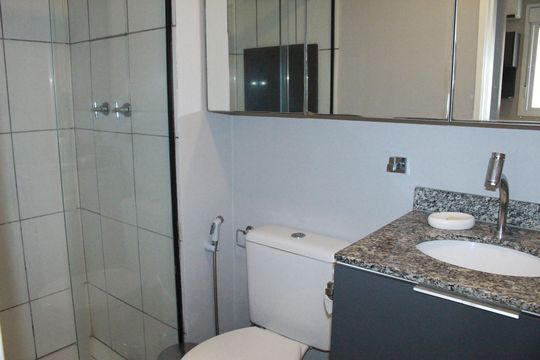 Banheiro social de apartamento para alugar com 1 quarto, 36m² em República, São Paulo