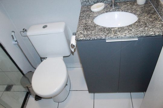 Banheiro social de apartamento para alugar com 1 quarto, 36m² em República, São Paulo