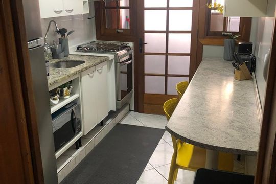 Cozinha de apartamento à venda com 2 quartos, 77m² em Bom Jesus, Porto Alegre