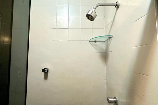Banheiro social de apartamento para alugar com 1 quarto, 45m² em Copacabana, Rio de Janeiro