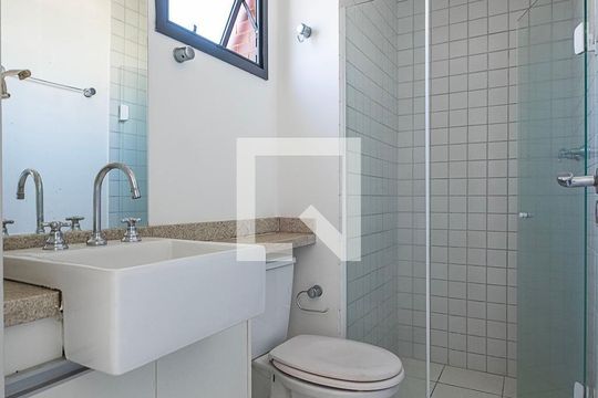 Banheiro Social de kitnet/studio à venda com 1 quarto, 31m² em Pinheiros, São Paulo