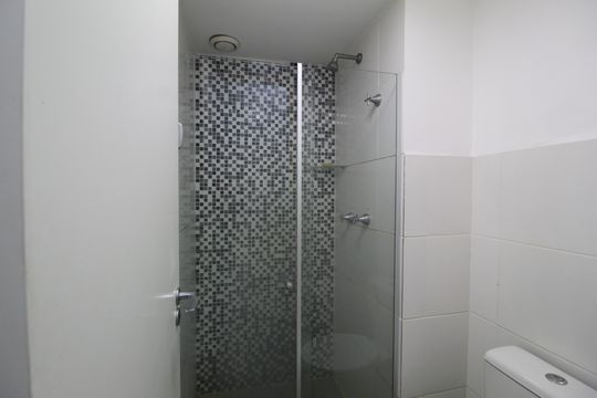 Banheiro de apartamento para alugar com 2 quartos, 52m² em Barra da Tijuca, Rio de Janeiro