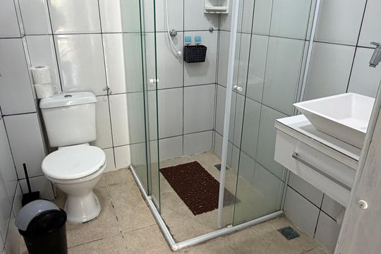 Banheiro  de kitnet/studio para alugar com 1 quarto, 45m² em Anil, Rio de Janeiro