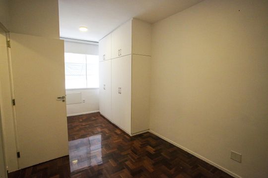 Quarto 1 de apartamento para alugar com 2 quartos, 64m² em Anil, Rio de Janeiro