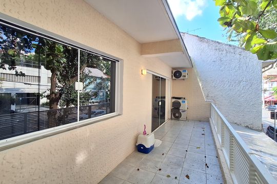 Varanda de casa à venda com 5 quartos, 400m² em Vila Anglo Brasileira, São Paulo