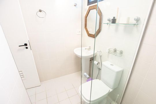 Banheiro de apartamento à venda com 1 quarto, 44m² em Pinheiros, São Paulo