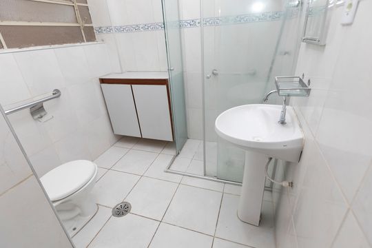 Banheiro de apartamento à venda com 2 quartos, 96m² em Centro, Campinas