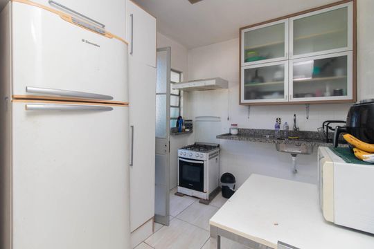 Cozinha de apartamento à venda com 2 quartos, 65m² em Teresópolis, Porto Alegre