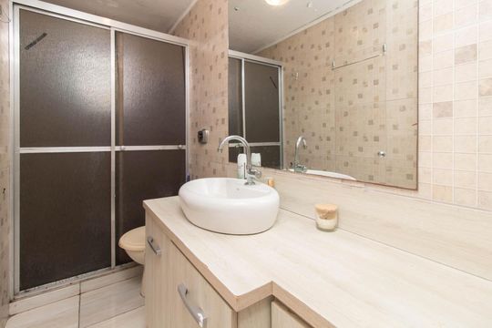 Banheiro de apartamento à venda com 2 quartos, 65m² em Teresópolis, Porto Alegre