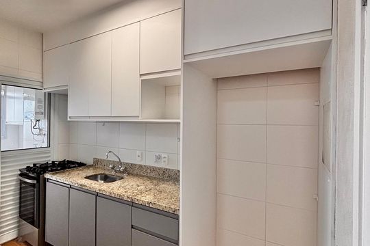 Cozinha de apartamento para alugar com 1 quarto, 50m² em Empresarial 18 do Forte, Barueri