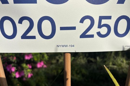 Plaquinha Instalada código NYWW-194 de apartamento para alugar com 3 quartos, 96m² em Higienópolis, Porto Alegre