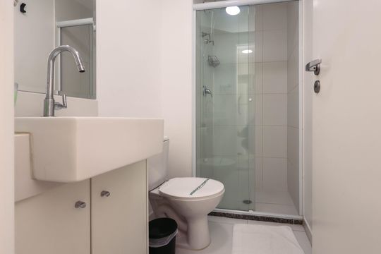 Banheiro de kitnet/studio para alugar com 1 quarto, 25m² em Liberdade, São Paulo
