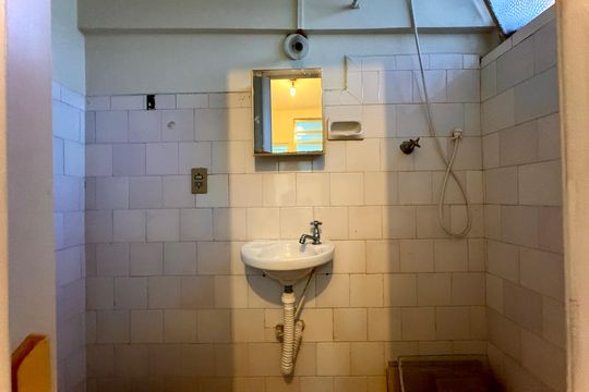 Banheiro de serviço de apartamento à venda com 2 quartos, 65m² em Laranjeiras, Rio de Janeiro