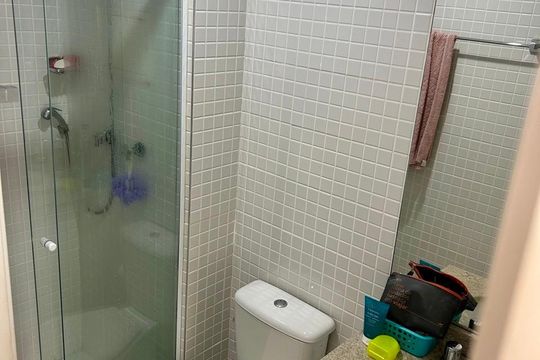 Banheiro social de kitnet/studio para alugar com 1 quarto, 35m² em Cidade Monções, São Paulo