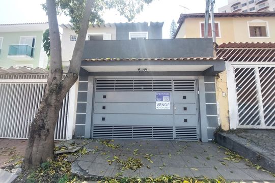 Fachada placa instalada de casa à venda com 4 quartos, 200m² em Jardim Umuarama, São Paulo