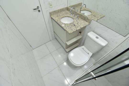 Banheiro social de apartamento à venda com 3 quartos, 88m² em Mercês, Curitiba