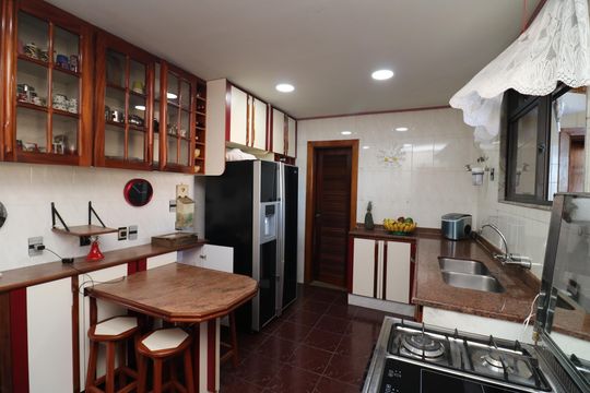 Cozinha de apartamento à venda com 4 quartos, 350m² em Cacuia, Rio de Janeiro