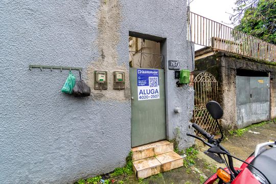 Fachada de casa para alugar com 1 quarto, 50m² em Irajá, Rio de Janeiro