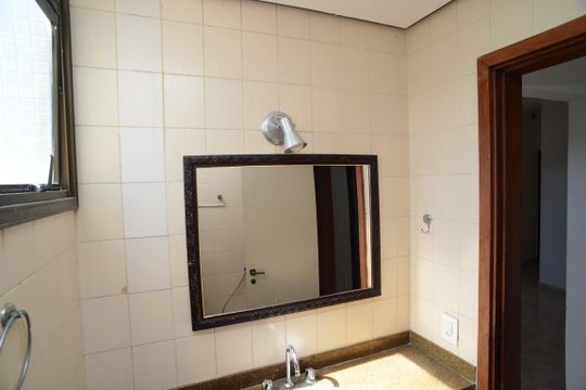 Banheiro Social de apartamento à venda com 1 quarto, 56m² em Barra da Tijuca, Rio de Janeiro